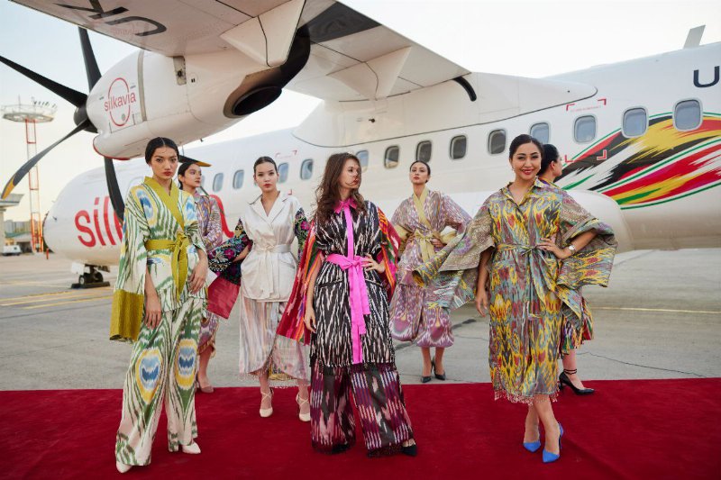 Khan-Atlas flash mob was supported with a fashion show at Tashkent airport