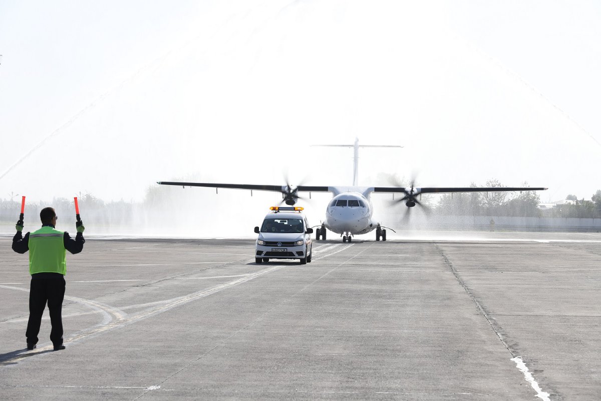 "Silk Avia" aviakompaniyasining uchinchi samolyoti Toshkentda kutib olindi